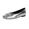 Sapatilhas Quadradas com Laço Estilo Francês para Mulheres, Novos Sapatos Mary Jane Prata Planos para Primavera/Verão 2026, Sapatos de Salto Baixo com Boca Rasa
