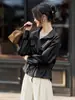 Chaqueta de cuero genuino Haining para mujer, estilo corto, look retro de motociclista, con cuello alto, hecha de piel de cordero, corte holgado, efecto adelgazante, con cordón, adecuada para figuras menudas