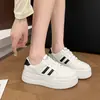 Distribución y venta al por mayor de zapatos blancos de suela gruesa y ligeros para aumentar la altura para mujer, zapatillas de moda casual, zapatos de vestir sencillos, zapatillas deportivas, zapatillas blancas para mujer