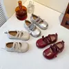 Sapatos de couro infantis 2026 primavera e outono novos versão coreana sapatos de princesa para meninas sapatos casuais de peça única mocassins de sola macia