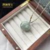 Colgante de Paz Flor de Durazno de Seda Dorada de Xinjiang, Adorno Colgante de Paz Ágata Ojo de Gato Verde de Tianshan, Fuente de Suministro para Transmisiones en Vivo