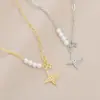 Cadena para Clavícula Elegante con Zirconia Galvanizada en Oro Real Diseño de Nicho Femenino Collar de Perla Estrella de Cuatro Puntas Moda Collar Versátil