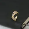Anel Aberto Personalizado Banhado a Ouro Real com Zircônia para Mulheres, Anel de Cruz Geométrico de Alto Padrão, Anel Exquisito para Dedo Indicador Venda por Atacado