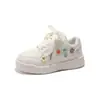 Zapatillas de Suela Blanda para Niñas 2026 Primavera/Verano Nuevos Zapatos Versátiles de Moda Blancos con Decoración Floral Zapatillas de Caña Baja