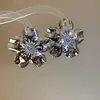 Pendientes de flor metálica brillante estilo europeo y americano, modelo nuevo 2026 con pasadores de plata, pendientes de alta gama únicos y hermosos para mujer