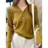 Camiseta Interior de Cuello en V Estilo Pequeño Fragante para Mujer con Nuevo Diseño de Suéter Delgado de Punto de Manga Larga para Principios de Otoño 2024
