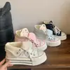 Zapatos de lona de caña alta con diseño único de lunares, de doble uso, para mujer, nuevo modelo primavera-verano 2026, zapatillas casuales versátiles de suela gruesa para estudiantes