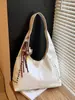 Bolsa de Ombro e Axila Retro Brilhante com Rebites Transfronteiriça Moda Europeia e Americana Bolsa de Motocicleta Simples Grande Capacidade Bolsa Tote Versátil