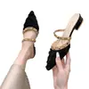 Pantuflas de medio pie Baotou para mujer, estilo de nicho y de alta gama, sandalias de vacaciones de verano 2026 con punta, tachuelas y tacón grueso