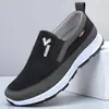 Zapatos de tela antiguos de Beijing, nuevos, antideslizantes, cómodos, para personas mayores, zapatos de montañismo para hombres, zapatos deportivos casuales de tela para personas de mediana edad y mayores.