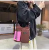 Bolsa para botella de agua de deportes al aire libre transfronteriza, ligera y elegante, bolso de hombro con bloques de color, bolso cruzado casual multifuncional para teléfono de senderismo