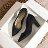 Salto Alto Preto de Bico Fino Estilo Francês para Mulheres Salto Grosso 2025 Primavera Novo Nicho Versátil Sapatos para Roupa de Trabalho para Mulheres