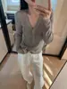 La nueva colección de principios de otoño de Dalan Source Sweater Factory incluye un top de punto hueco de manga larga para mujer, que es adelgazante y transpirable.