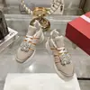 Tênis de malha respirável trançado com fivela quadrada de strass 2025 novo, sapatos casuais femininos de sola grossa, tênis de cadarço de couro estilo pai