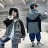 Casaco infantil primavera e outono 2024 estilo coreano combinação de cores manga raglan estilo western infantil roupas infantis crianças médias e grandes roupas de primavera para crianças corta-vento atacado