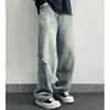 Nova coleção Primavera/Verão 2026: jeans casual masculino de corte reto e modelagem solta em azul lavado com visual vintage, um estilo popular para o uso diário