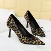 6316-A5 Zapatos de Tacón Alto Retro Sexy con Estampado de Leopardo Europeos y Americanos para Mujer, Punta Fina, Boca Baja, Moño, Tacón de Aguja, Zapatos de Mujer