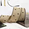 Suéter pequeno com estampa de coração em um lado, borda preta e laço feito à mão, material para artesanato, caixa de presente e fita para embalagem.