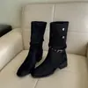 Nuevas botas de tobillo estilo western 2026 con tacón de grosor medio, diseñadas para estilizar y alargar la figura, con punta redonda, detalle de hebilla y estilo retro, perfectas para otoño e invierno