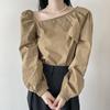 Camisa Feminina 2026 Estilo Chic Coreano Primavera e Outono Estilo Retrô Gola Irregular Design Plissado Manga Bufante Solta