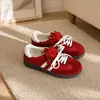 Zapatillas de entrenamiento alemanas rojas para mujer 2026 modelo nuevo con doble cordón, zapatillas casuales planas retro para mujer