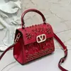 Nuevo Modelo 26 Bolso de Mano con Bordado a Mano y Cuentas de Lujo Ligero, Bolso Cruzado de Moda de Gama Alta, Bolso de Hombro, Estilo Transfronterizo, Bolso Mini Versátil de Gama Alta