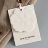 Etiquetas de roupa florais tridimensionais personalizadas feitas de papel especial de alta qualidade com padrões em relevo e em baixo-relevo, adequadas para roupas masculinas e femininas