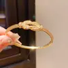 Pulseira com Fivela Cruzada e Enrolada em Zircônia Francesa Banhada a Ouro Real 18K Moda Elegante Acessível Luxo Joias de Alta Qualidade para Mulheres