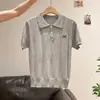 Top de camiseta gris con cuello polo y manga corta para mujer, Nuevo estilo Verano 2026 con diseño de lazo Tejido de punto