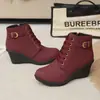 Botas de cuña de moda para mujer, talla grande, decoración de hebilla de cinturón, botines, nuevo estilo Otoño e Invierno 2026, cremallera lateral, Botas Martin de gamuza