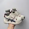 Zapatillas infantiles 2026 nuevas suela blanda velcro malla transpirable color retro bloques de color ligeras versátiles casual