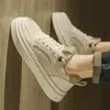 Zapatos para hombre 2026 nuevos de verano de malla transpirable de alta gama deportivos casuales para adolescentes, suela gruesa modernos zapatos blancos