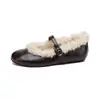 Wei Wei Girl 2988 Sapatos Peludos de Bico Redondo para Mulheres com Tira Única e Fivela Mais Veludo Quente Fundo Plano Boca Rasa Mary Jane Sapatos Únicos