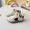 Sapatos de caminhada para bebês, sapatos infantis com solas macias, tênis color block com estampa de estrelas para meninos e meninas, sapatos casuais confortáveis estilo outono