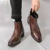 Os populares e modernos sapatos masculinos de couro da Amazon para exportação, com designs de cano alto e saltos altos, são um item essencial para vendas transfronteiriças.