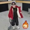 Chaqueta Gruesa de Terciopelo Plus para Niños Otoño/Invierno 2026 Nuevo Estilo Parka Guapa para Niño Cortavientos Fino de Algodón Moderno