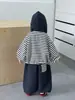 Conjunto de Cardigã Listrado para Meninos Primavera e Outono Estilo Coreano Conjunto Esportivo Tendência Cool de Duas Peças Roupas para Bebês e Crianças Pequenas