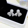 Brincos Studs Florais Geométricos Pequenos, Elegantes, Versáteis e Delicados para Mulheres, Brincos de Pérola de Luxo Leve de Alta Qualidade, Estilo Celebridade da Internet