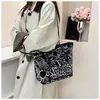 Bolsa de Lona com Grafite para Mulheres, Bolsa de Ombro Casual, Grande Capacidade, Adequada para Estudantes, Uso Diário, Bolsa Tote, Bolsa de Mão, Item Único para Compra