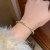 Pulsera con hebilla de circonita de hoja de amor chapada en oro real Pulsera de temperamento de lujo ligero coreano Joyería de diseño nicho Venta al por mayor
