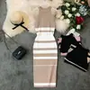 Vestido coreano impresionante y súper elegante de cuello halter a rayas de seda helada, dulce y picante, de corte ceñido, longitud media por encima de la rodilla
