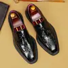Sapatos casuais de couro verniz, estilo coreano, modernos e da moda, slip-on de couro para homens, com design brogue e franjas