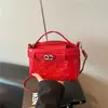 Bolsa Quadrada Pequena com Coração Vermelho em Relevo para Mulheres 2026 Nova Bolsa de Mão Retrô Bolsa Transversal Moda Versátil Bolsa de Ombro de Alto Padrão