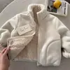 Chaqueta de lana de cordero hecha a medida para niños, colección de invierno 2025, chaqueta con forro polar para niños pequeños y niños, prenda exterior de color liso, chaqueta cálida estilo coreano para bebés
