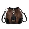 Bolsa simples para combinar com tudo de Outono e Inverno para mulheres 2023 nova moda bolsa balde cor contrastante nicho sensação de alta qualidade bolsa de ombro Tong Qin