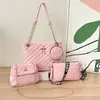 2024 Bolso bandolera de hombro para mujer coreana de gran capacidad con colgante plano cadena de colgante bolso de mano bolsa fabricantes al por mayor
