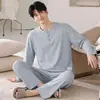Conjunto de pijama masculino, novo estilo 2026, coleção primavera/outono, feito de algodão puro, de manga comprida, estiloso e bonito, adequado para adolescentes, pode ser usado como roupa de casa ou até mesmo como roupa externa no inverno