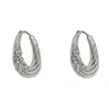Pendientes geométricos de metal roscado minimalistas de moda retro francesa con un diseño único de lujo ligero y un estilo fresco y discreto.