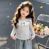 Camiseta de Manga Longa para Meninas Primavera e Outono 2026 Novo Estilo Roupa Base Fina Estilosa para Bebê Menina Roupas de Outono para Crianças Camisa de Boneca t