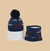 Set de dos piezas de gorro con temática de dinosaurios, nuevo estilo otoño/invierno, gorro para bebé que cubre las orejas, gorro de punto unisex, disponible para producción personalizada